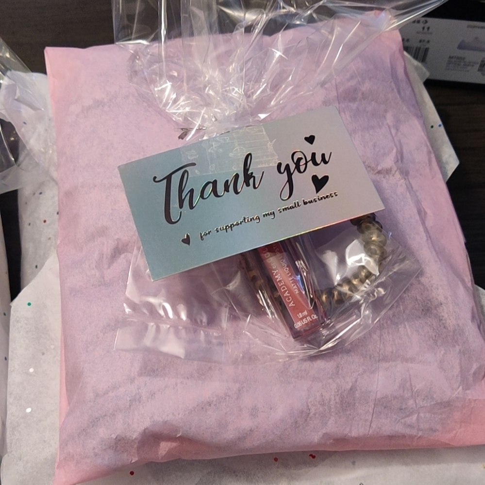 🎀Free gift with every purchase!!🎀